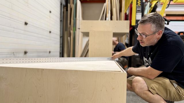 Checking pedestal deflection during a load test